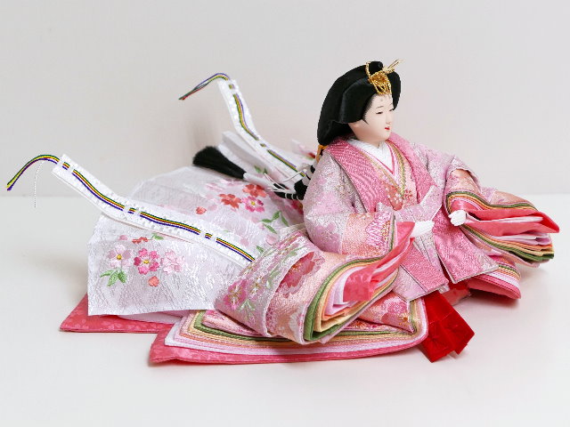 満開の桜を表現した衣装の雛人形