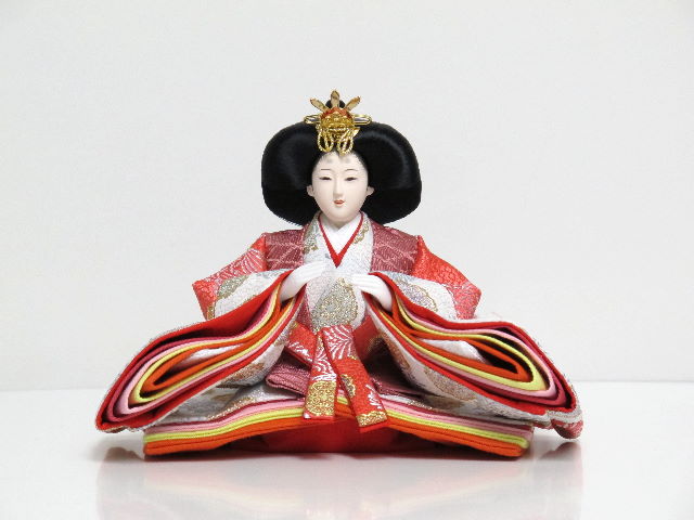 平安貴族の愛用した有職文様を織り込んだ伝統的な柄の衣装の人形