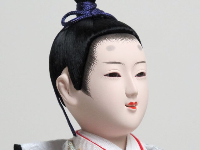 平安貴族の愛用した有職文様を織り込んだ伝統的な柄の衣装の人形