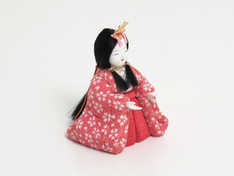 明るい色合いの桜柄衣装の木目込み人形