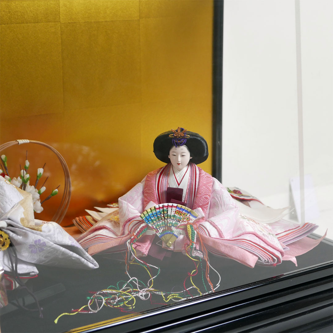 【激安特価在庫処分】淡く清楚な色あいの衣装の雛人形黒枠面取ケース飾り