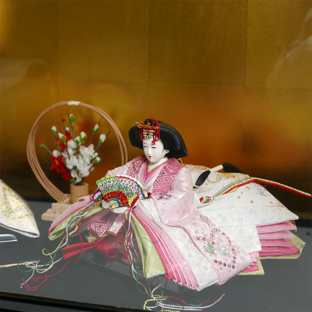 【激安特価在庫処分】松寿作 スワロフスキーをまとったハートピンクの雛人形黒枠面取ケース飾り