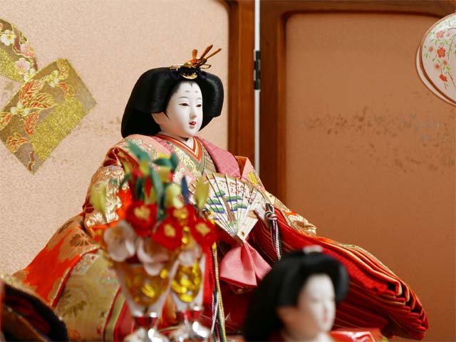 吉祥有職紋と流水紅葉金襴衣装の金彩髪飾り柄屏風五人飾り