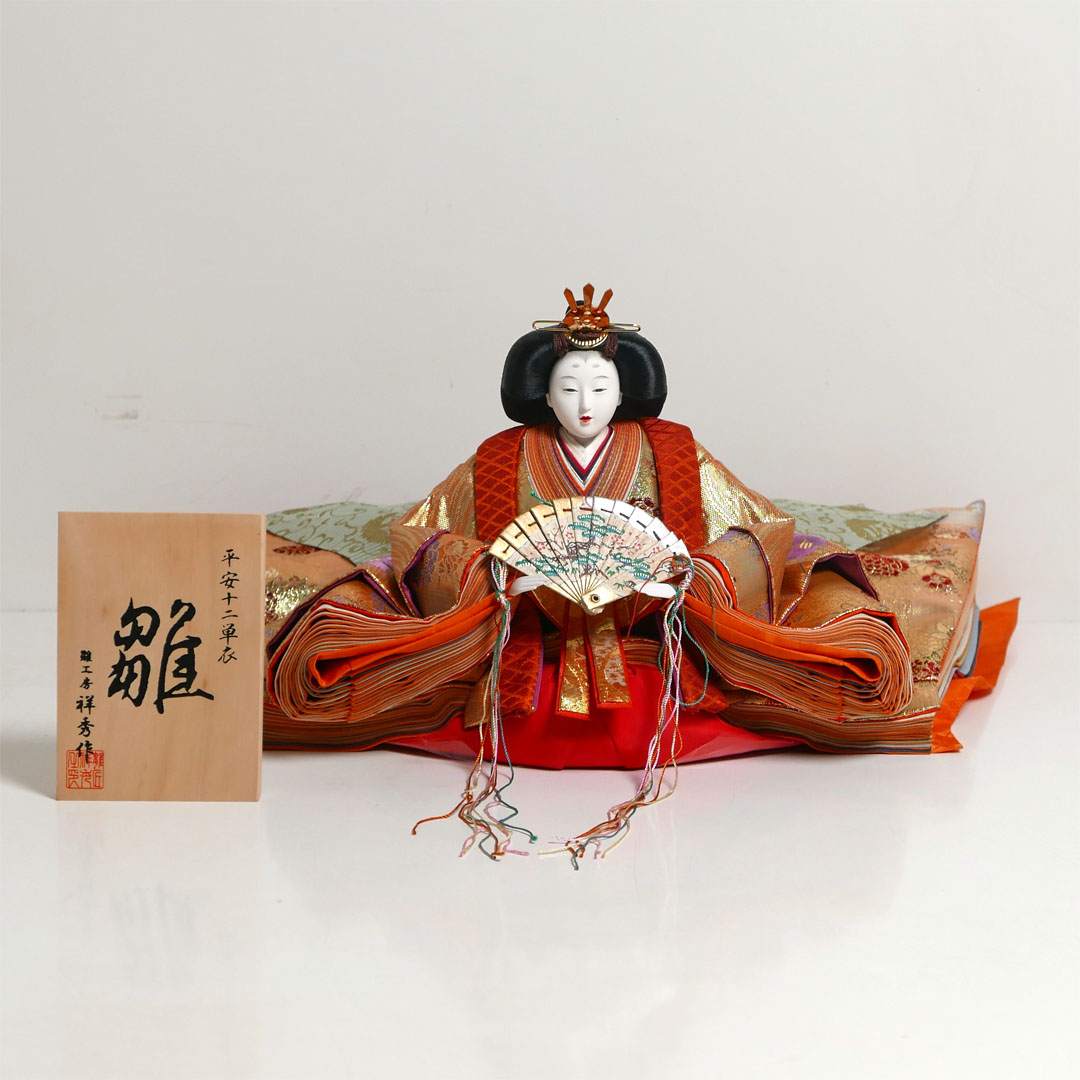 【激安特価在庫処分】姫のみ光沢のあるオレンジ色の金襴の十二単をまとった重厚なお姫様京七番