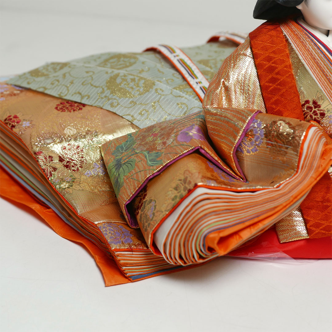 【激安特価在庫処分】姫のみ光沢のあるオレンジ色の金襴の十二単をまとった重厚なお姫様京七番