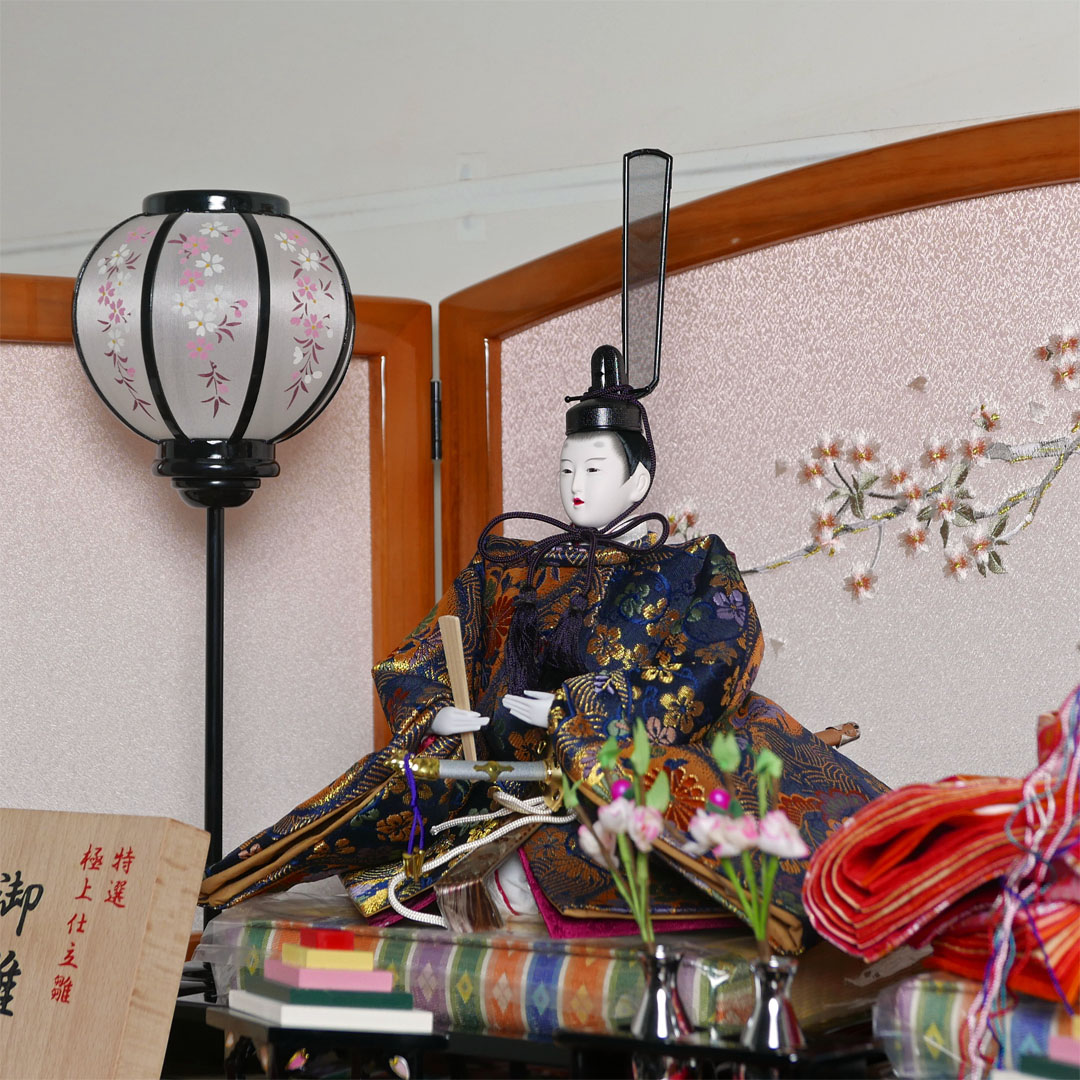 【激安在庫処分品】飾り間口90cmの重厚な赤と紺の雛人形三段飾り