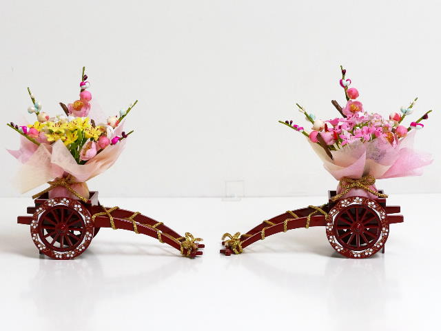 【激安特価在庫処分】古典花柄模様金襴衣装の三五親王飾りの花車