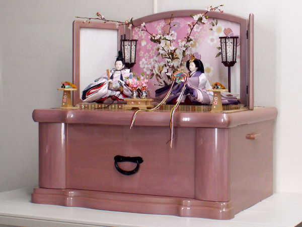 落ち着いた紫友禅の雛人形を明るく可愛い引き出し式収納雛人形親王飾り