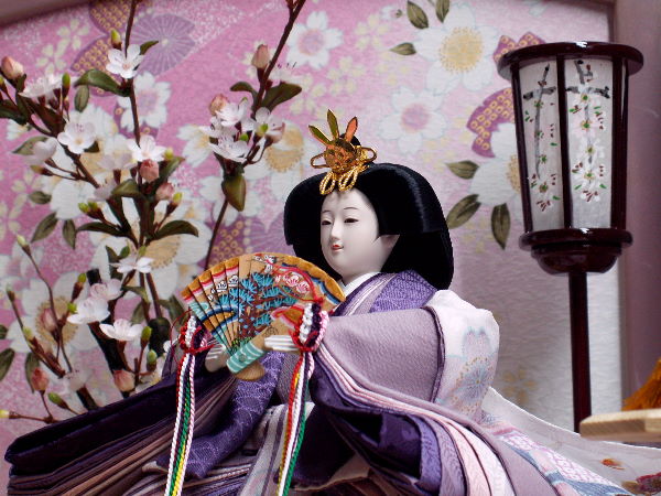 落ち着いた紫友禅の雛人形を明るく可愛い引き出し式収納雛人形親王飾り