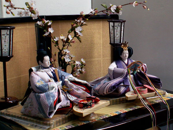 紫の友禅衣装の雛人形をコンパクトな収納飾りにしました