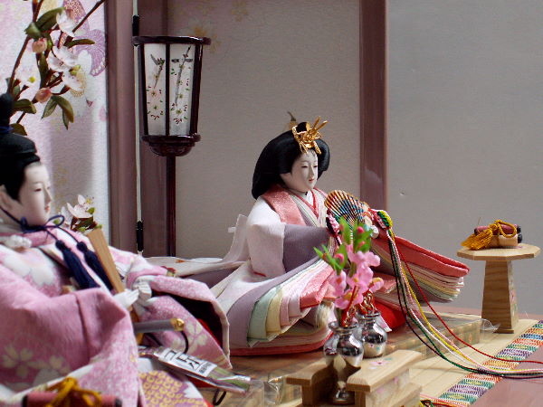雛祭りのイメージにぴったりの明るく可愛い引き出し式収納雛人形親王飾り