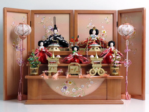 お揃いの桜衣装に身を包んだおひな様が収納式三段飾りの雛人形になりました