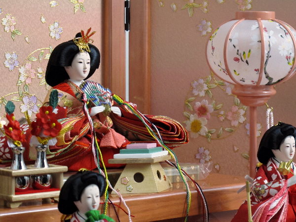 お揃いの桜衣装に身を包んだおひな様が収納式三段飾りの雛人形になりました