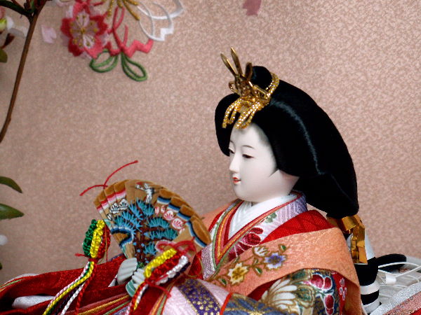 便利な収納式雛人形の三段飾りが優雅に魅せます