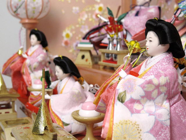 小さくしまって大きく飾る、ピンクで彩る収納式雛人形三段飾り