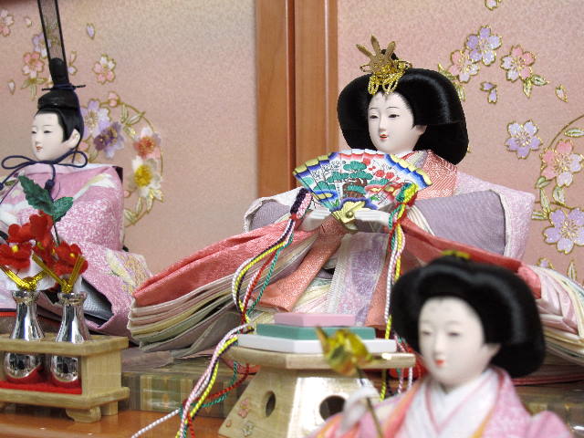小さくしまって大きく飾る、ピンクで彩る収納式雛人形三段飾り