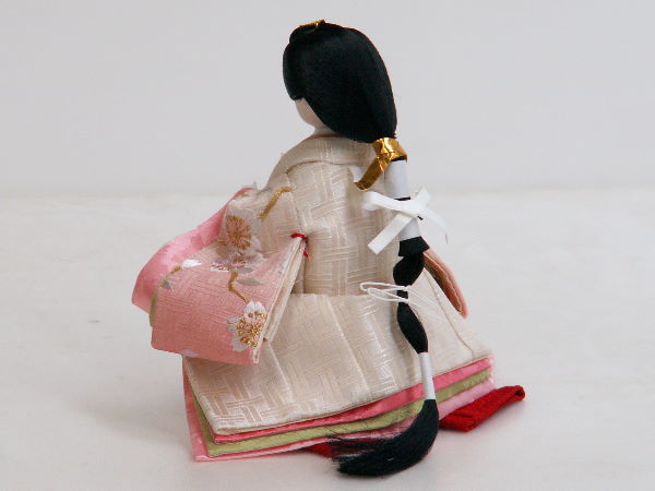 可愛らしいピンクのグラデーションが特徴の収納式雛人形三段飾り