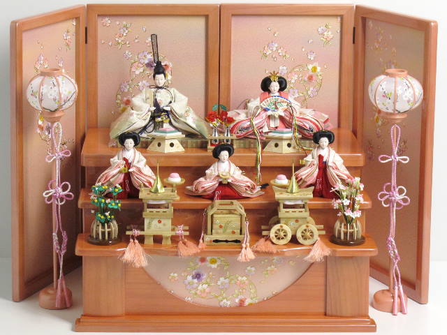 可愛らしいピンクのグラデーションが特徴の収納式雛人形三段飾り
