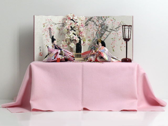 この美しさをご覧あれ！淡いピンクの雛人形桐収納桜飾り