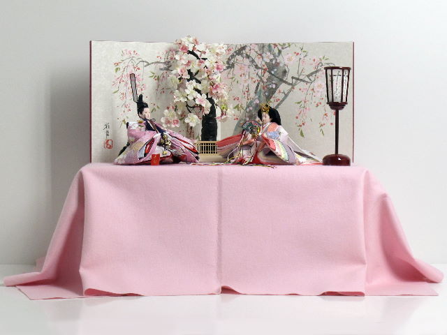 この美しさをご覧あれ!淡いピンクの雛人形桐収納桜飾り