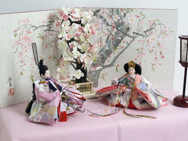 この美しさをご覧あれ！淡いピンクの雛人形桐収納桜飾り