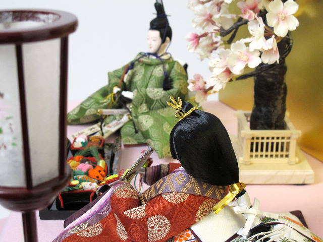 丸の鶴を衣装に織り込んだ小さい雛人形コンパクト収納式親王飾り