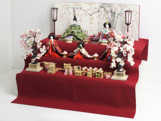 嫁入り道具と飾る古典的な丸の鶴文様雛人形