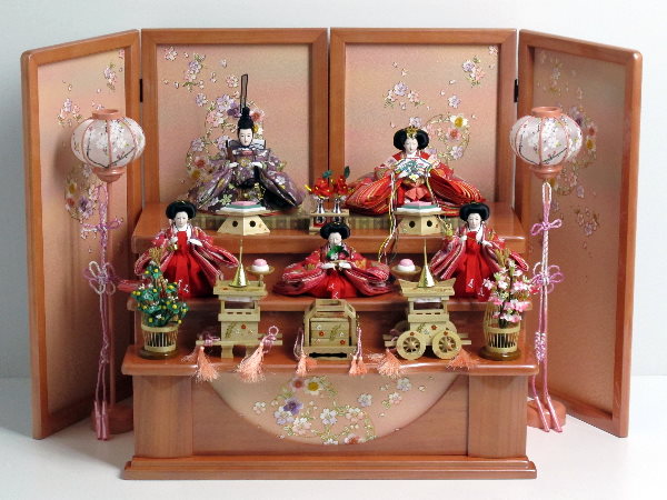 お揃いの桜柄衣装の雛人形を小さくしまって大きく飾る収納式三段飾り