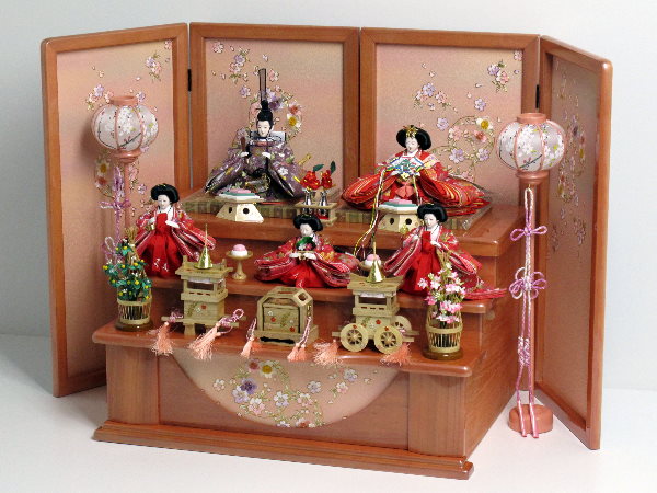 お揃いの桜柄衣装の雛人形を小さくしまって大きく飾る収納式三段飾り