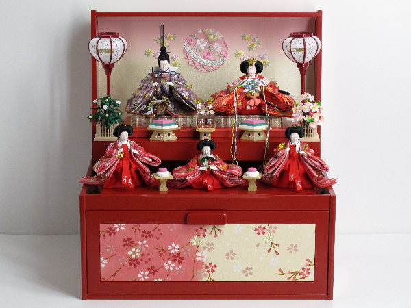 衣装も桜柄で揃えたかわいい宝箱収納の五人雛飾り