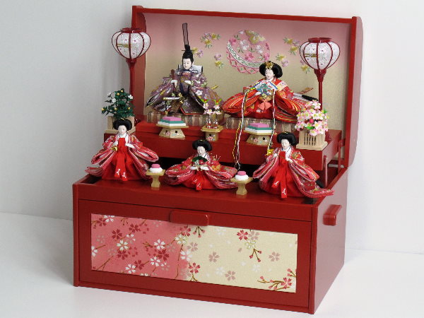 衣装も桜柄で揃えたかわいい宝箱収納の五人雛飾り