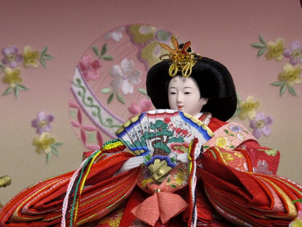 桜柄で揃えたやさしい色合いの雛人形を、かわいい宝箱にした女の子が喜ぶセットです。