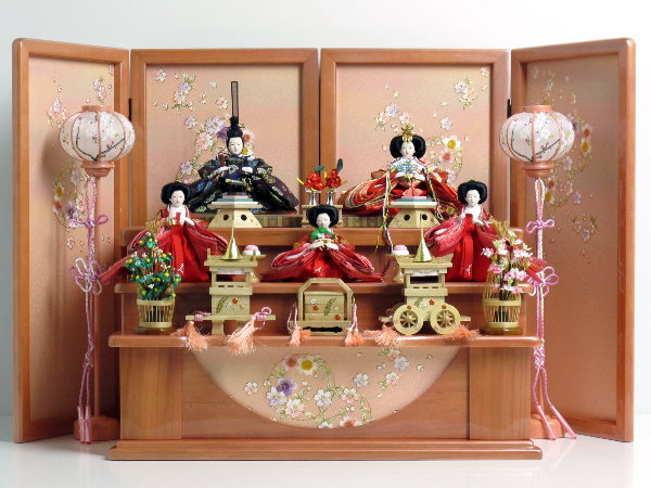 落ち着いた昔ながらの衣装の雛人形を小さくしまって大きく飾る収納式三段飾り
