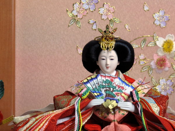 落ち着いた昔ながらの衣装の雛人形を小さくしまって大きく飾る収納式三段飾り