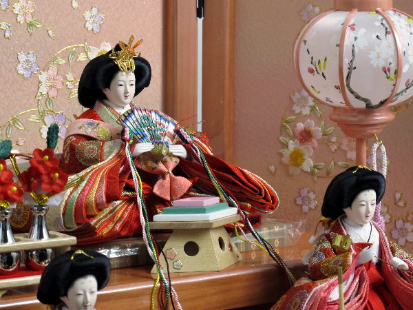 落ち着いた昔ながらの衣装の雛人形を小さくしまって大きく飾る収納式三段飾り