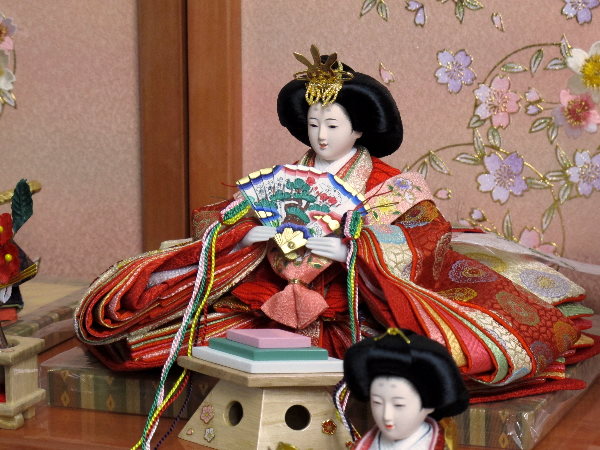 落ち着いた昔ながらの衣装の雛人形を小さくしまって大きく飾る収納式三段飾り