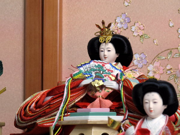 落ち着いた昔ながらの衣装の雛人形を小さくしまって大きく飾る収納式三段飾り