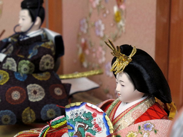 落ち着いた昔ながらの衣装の雛人形を小さくしまって大きく飾る収納式三段飾り