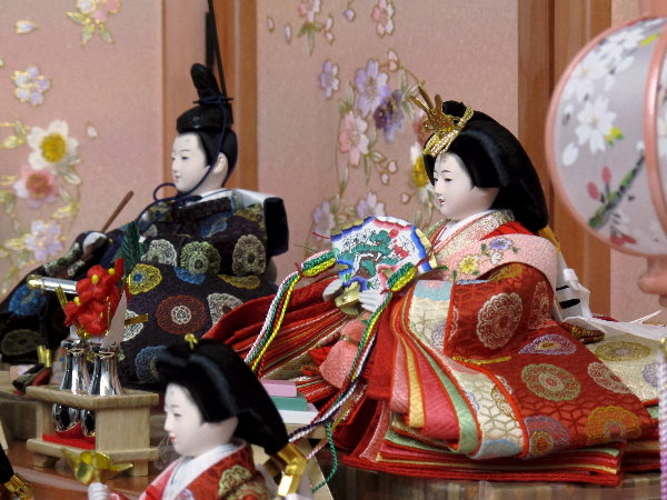 落ち着いた昔ながらの衣装の雛人形を小さくしまって大きく飾る収納式三段飾り