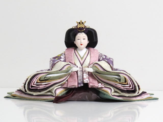 渋めの重ねに桜衣装を着せ付けた雛人形
