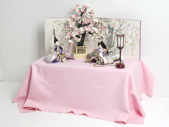 渋めの重ねに桜衣装を着せ付けた雛人形桜収納飾り