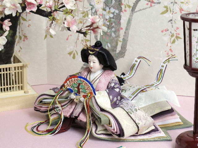 渋めの重ねに桜衣装を着せ付けた雛人形桜収納飾り