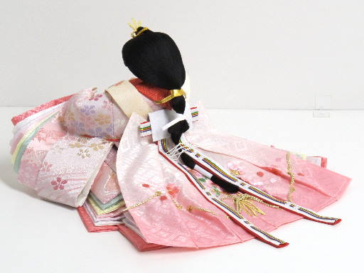 淡くきれいな色合いの雛人形収納毛氈三段紅白梅飾り