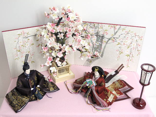金泥で美しく描いた春の草花衣装の雛人形桜収納飾り