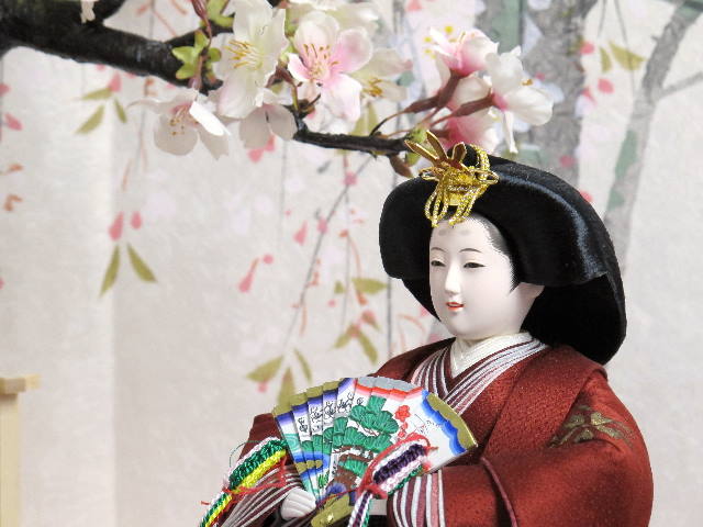 金泥で美しく描いた春の草花衣装の雛人形桜収納飾り