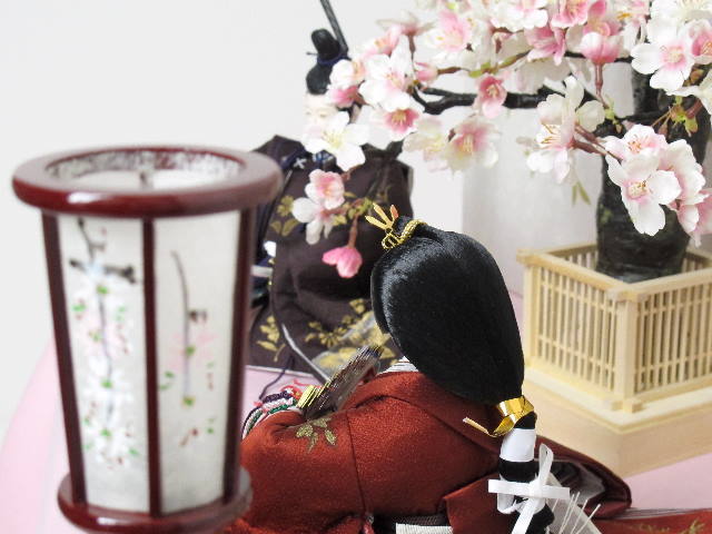 金泥で美しく描いた春の草花衣装の雛人形桜収納飾り