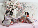 ほのかな赤と紫を組み合わせた優雅な光沢の雛人形桜収納飾り