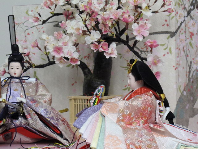 ほのかな赤と紫を組み合わせた優雅な光沢の雛人形桜収納飾り