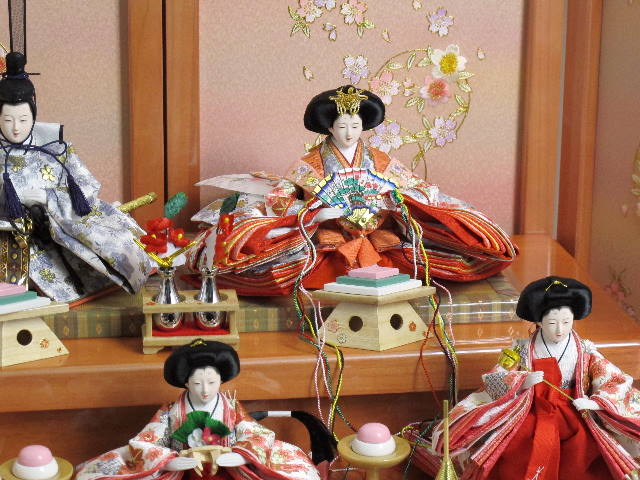 明るい白地桜柄衣装の雛人形を小さくしまって大きく飾る収納式三段飾り