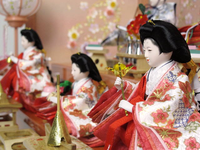 明るい白地桜柄衣装の雛人形を小さくしまって大きく飾る収納式三段飾り